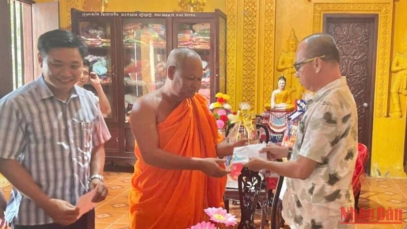 Ông Lâm Minh Cường, Giám đốc Công ty TNHH Một thành viên Minh Cường tặng quà tại chùa Cái Thum của đồng bào Khmer ở huyện vùng sâu Hồng Dân (Bạc Liêu).