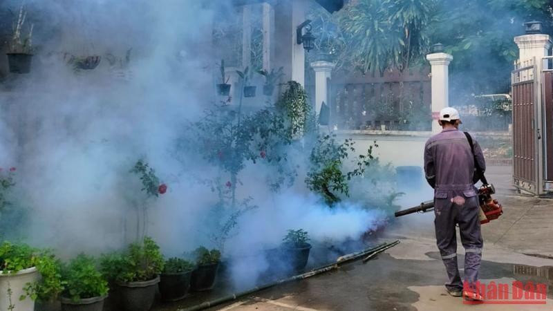 Phun thuốc diệt muỗi trong khuôn viên Tổng Lãnh sự quán Việt Nam tại Luang Prabang. (Ảnh: Hải Tiến)