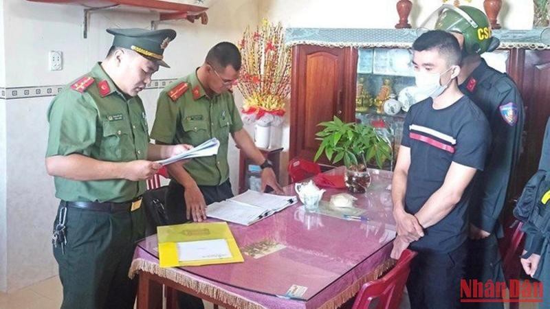Lực lượng chức năng thi hành lệnh bắt bị can Huỳnh Thanh Tú (Ảnh: Công an tỉnh Quảng Ngãi cung cấp)