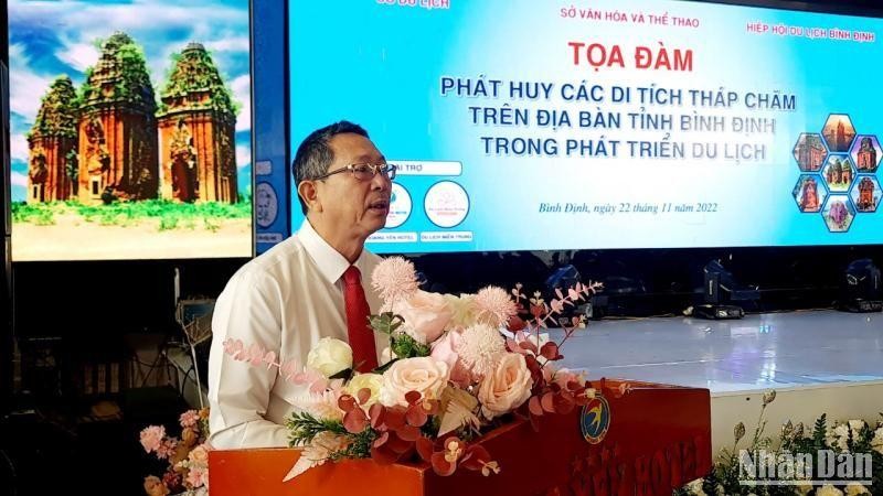 Ông Trần Văn Thanh, Giám đốc Sở Du lịch tỉnh Bình Định trình bày tham luận tại Tọa đàm với chủ đề “Phát huy các di tích tháp Chăm trên địa bàn tỉnh trong phát triển du lịch”.