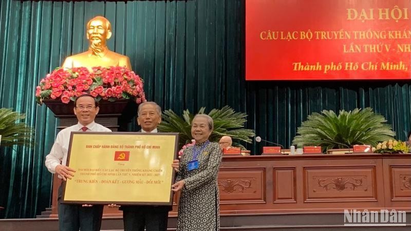 Đồng chí Nguyễn Văn Nên, Ủy viên Bộ Chính trị, Bí thư Thành ủy Thành phố Hồ Chí Minh trao 8 chữ vàng cho Câu lạc bộ Truyền thống kháng chiến Thành phố.