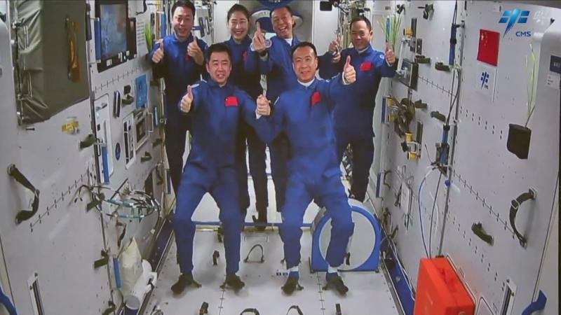 Sáu phi hành gia Trung Quốc cùng lúc có mặt trên trạm vũ trụ. (Ảnh: Nhân dân nhật báo)