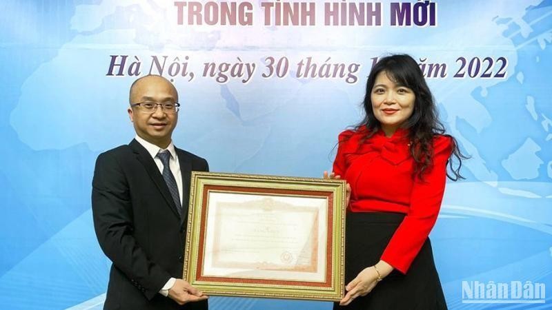 Đại diện Công ty TNHH AstraZeneca Việt Nam (phải) nhận Bằng khen của Thủ tướng Chính phủ. (Ảnh: Công ty cung cấp).