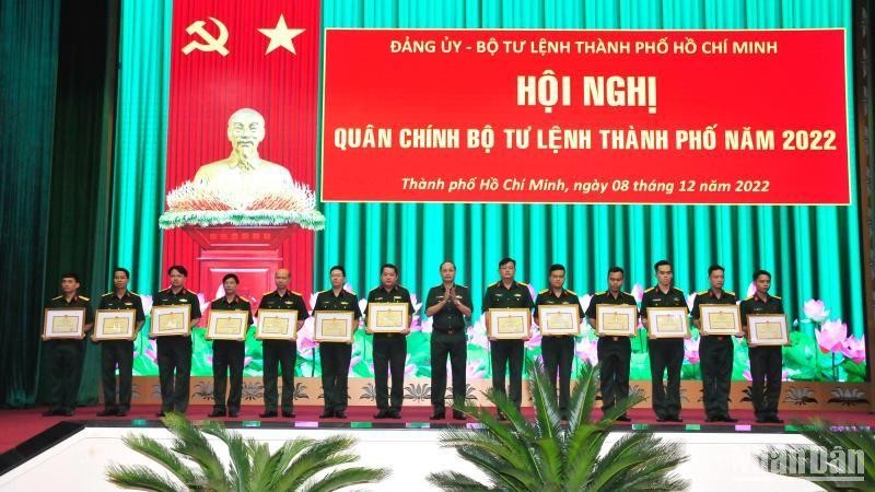 Trung tướng Nguyễn Văn Nam trao giấy khen cho các cá nhân hoàn thành xuất sắc nhiệm vụ được giao tiêu biểu trong phong trào thi đua Quyết thắng Lực lượng vũ trang Thành phố Hồ Chí Minh năm 2022.