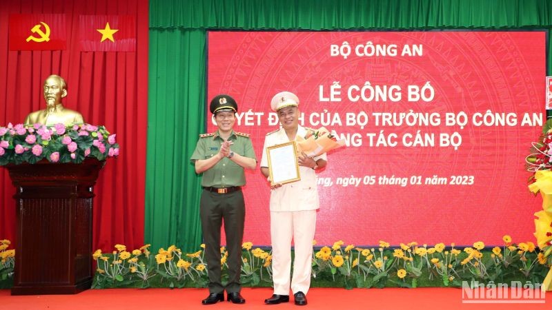 Thứ trưởng Công an Lương Tam Quang trao Quyết định bổ nhiệm Đại tá Bùi Quốc Khánh giữ chức Giám đốc Công an tỉnh Sóc Trăng.