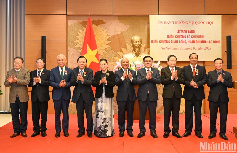 Chủ tịch Quốc hội Vương Đình Huệ, nguyên Chủ tịch Quốc hội Nguyễn Thị Kim Ngân chụp ảnh lưu niệm với các đại biểu.