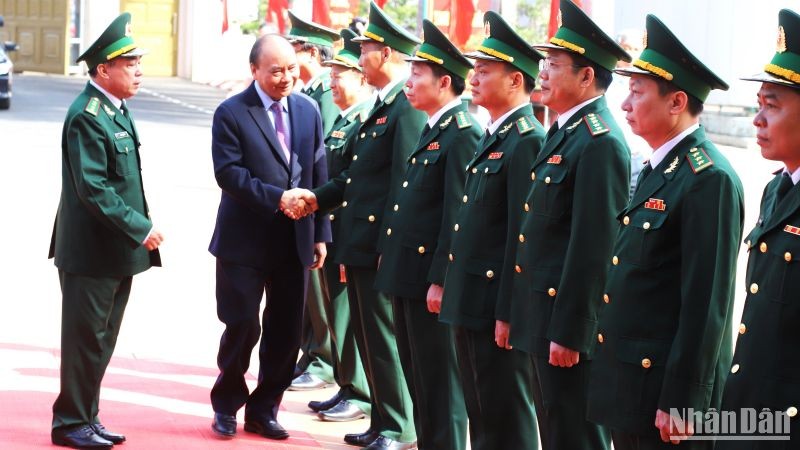 Chủ tịch nước thăm, chúc Tết cán bộ, chiến sĩ Bộ đội Biên phòng tỉnh Đắk Lắk. (Ảnh: Công Lý)