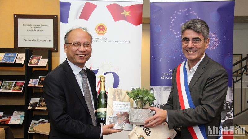 Thị trưởng François Guy Trébulle tặng cây lưu niệm cho Đại sứ Đinh Toàn Thắng với lời chúc rằng tình đoàn kết và hữu nghị giữa hai nước sẽ ngày càng phát triển.