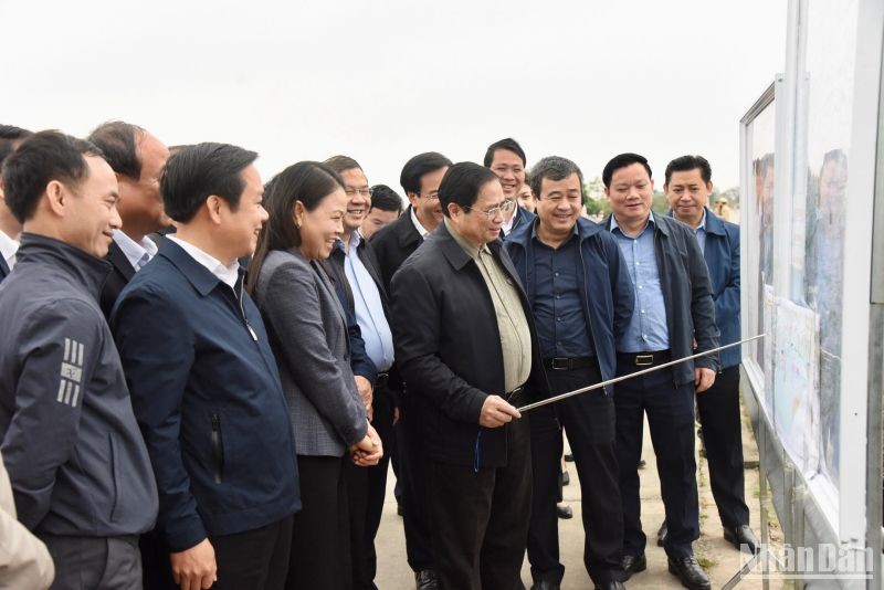Thủ tướng Phạm Minh Chính khảo sát tuyến đường nối vùng kinh tế biển với cao tốc Cầu Giẽ-Ninh Bình.