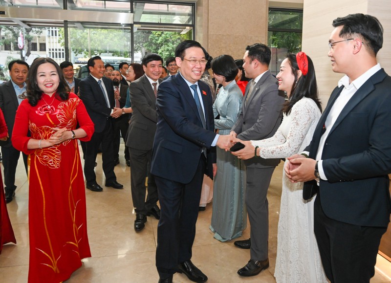 Chủ tịch Quốc hội Vương Đình Huệ với cán bộ, phóng viên báo Đại biểu Nhân dân và Truyền hình Quốc hội Việt Nam.