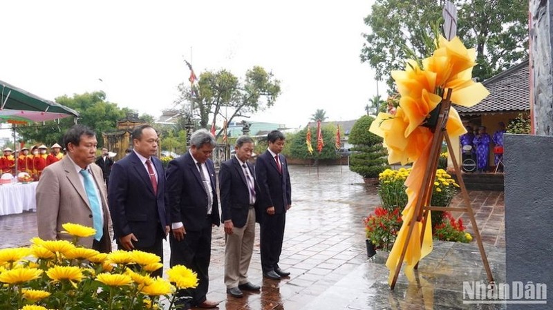 Các đồng chí lãnh đạo tỉnh Gia Lai dâng hương, dâng hoa trước tượng đài Hoàng đế Quang Trung-Nguyễn Huệ.