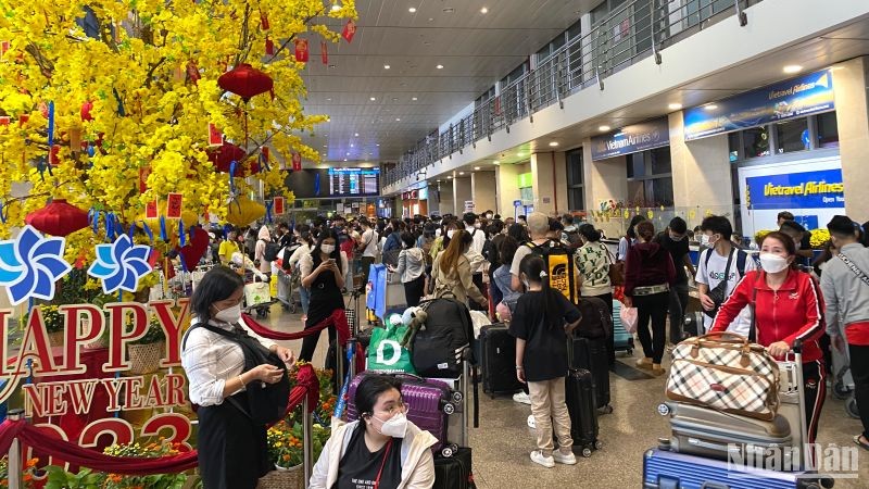 Hành khách đi và đến sân bay Tân Sơn Nhất những ngày cao điểm Tết 2023.