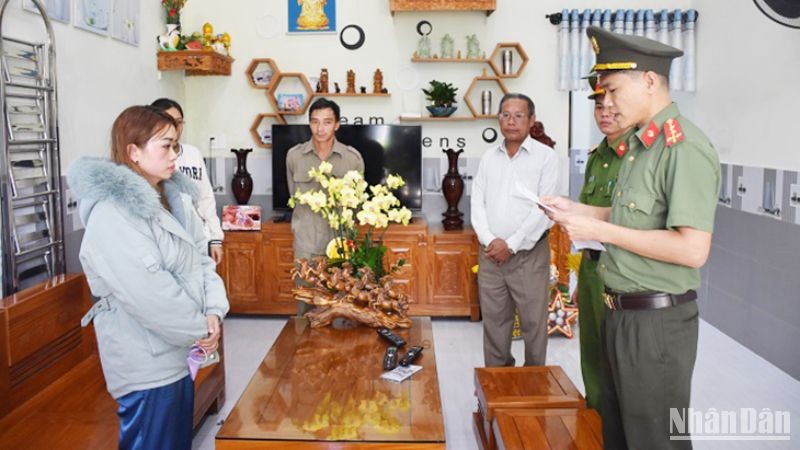 Tống đạt Lệnh giữ người trong trường hợp khẩn cấp đối với Nguyễn Thị Hòa.