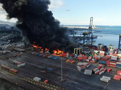 Hỏa hoạn tại cảng quốc tế Iskenderun của Thổ Nhĩ Kỳ. (Nguồn: hurriyetdailynews/TTXVN)