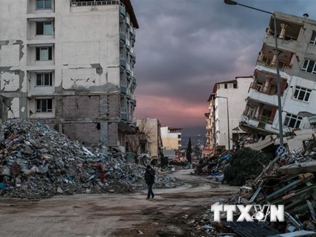 Nhiều tòa nhà bị sập trong trận động đất ở Samandag, Thổ Nhĩ Kỳ. (Ảnh: AFP/TTXVN)