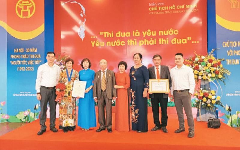 Bà Đặng Thị Cuối (thứ hai từ trái sang) tại lễ vinh danh Công dân Thủ đô ưu tú năm 2022.