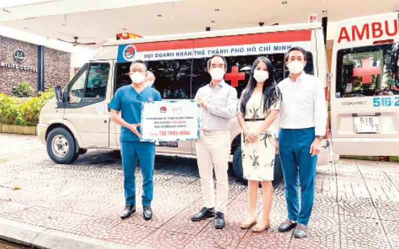 Đại diện YBA trao tặng xe cứu thương cho các cơ sở y tế trong tâm dịch Covid-19. (Ảnh CTV)