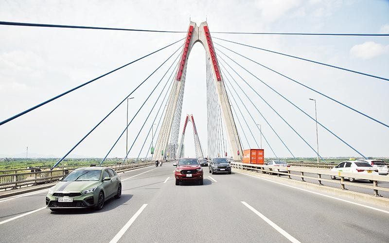 Cầu Nhật Tân nằm trên trục lưu thông quan trọng của Thủ đô giúp giảm áp lực giao thông khu vực Bắc Thăng Long-Nội Bài. Ảnh | Trần Hải