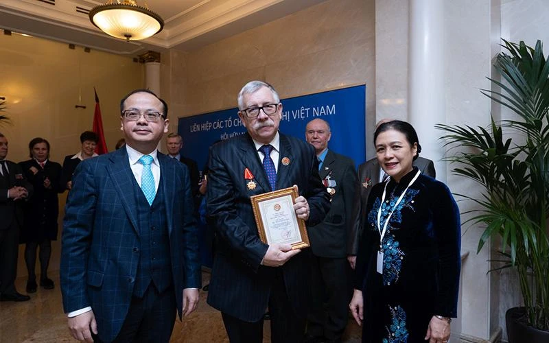 Ông Piotr Tsvetov (đứng giữa) nhận Kỷ niệm chương của Hội Hữu nghị Việt-Nga vì những đóng góp tích cực cho hợp tác nhân dân hai nước.