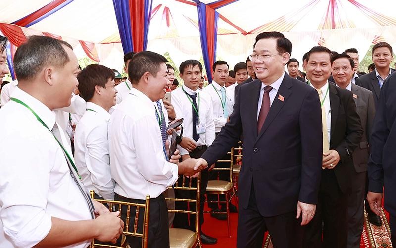 Chủ tịch Quốc hội Vương Đình Huệ với cán bộ, kỹ sư Nhà máy chế biến cao-su Tân Biên, tỉnh Kampong Thom, Campuchia. (Ảnh DOÃN TẤN)