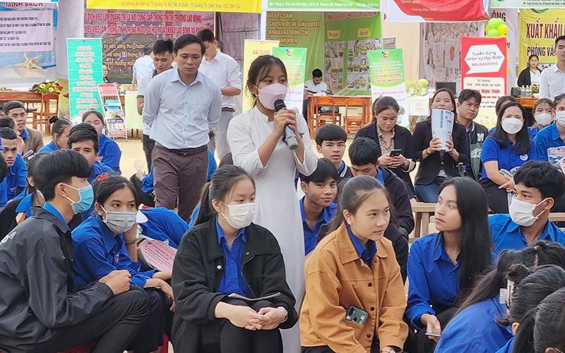 Thanh niên dân tộc thiểu số huyện Đắk Rông (Quảng Trị) tìm hiểu thông tin về xuất khẩu lao động.