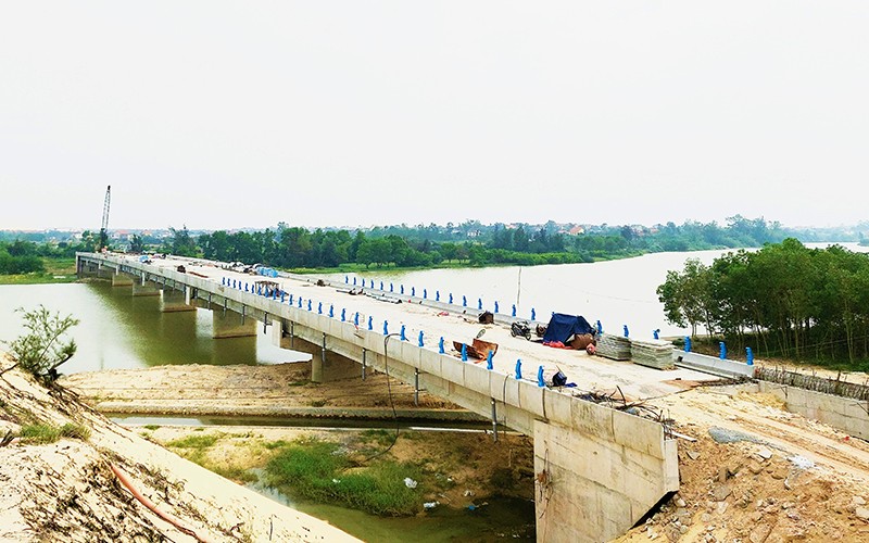 Cầu sông Dinh thuộc Dự án đường ven biển tỉnh Quảng Bình đang được gấp rút thi công.