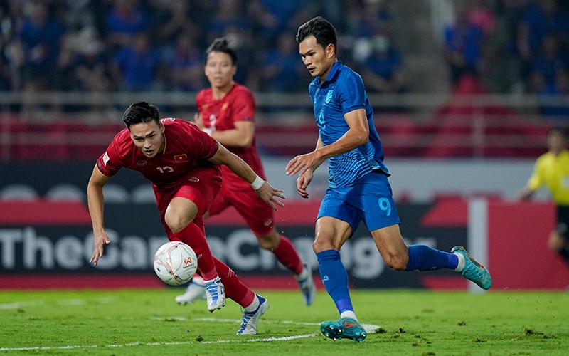 Các cầu thủ Việt Nam (áo đỏ) đã rất nỗ lực, nhưng không thể vượt qua Thái Lan.
