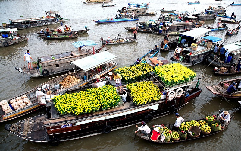 Chợ hoa đón Tết tại miệt vườn sông nước đồng bằng sông Cửu Long. (Ảnh NGUYỄN ĐĂNG)