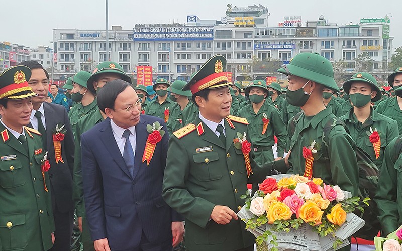 Đại diện lãnh đạo Bộ Quốc phòng, Quân khu 3 và tỉnh Quảng Ninh động viên các tân binh lên đường nhập ngũ.