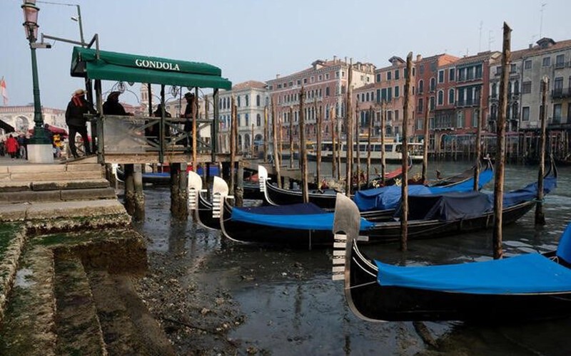 Kênh đào ở Venice, Italia khô cạn. (Ảnh REUTERS)