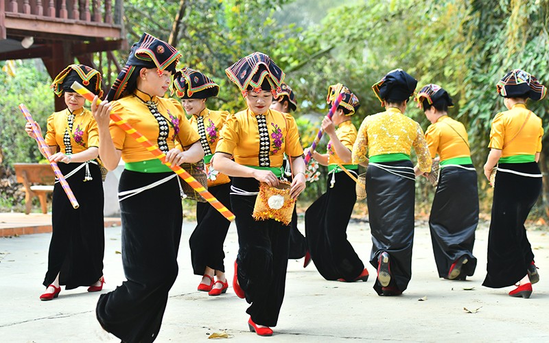 Các thành viên của đội văn nghệ bản Hồng Lếch Cang, xã Thanh Chăn, huyện Điện Biên, tỉnh Điện Biên biểu diễn xòe Thái. (Ảnh ĐĂNG KHOA)