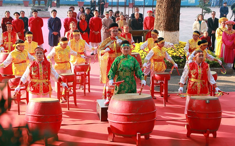 Hà Nội nỗ lực khai thác giá trị di sản để phát triển kinh tế-xã hội. (Trong ảnh: Biểu diễn trống hội tại Hoàng thành Thăng Long).