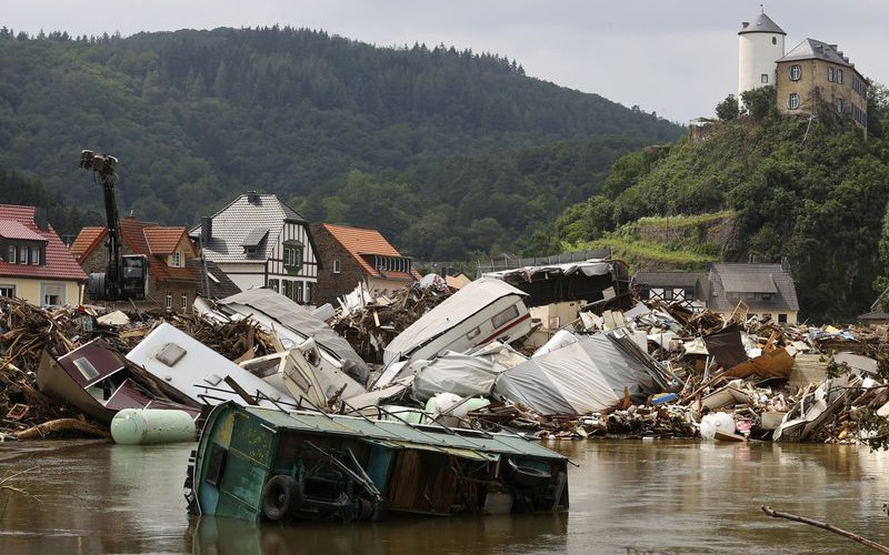Nhà cửa bị phá hủy trong trận lũ lụt ở Đức. (Ảnh REUTERS)
