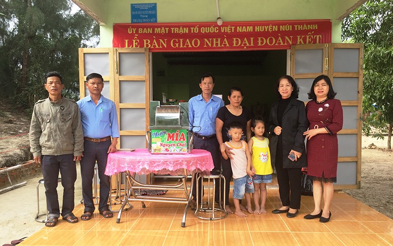Lễ bàn giao nhà đại đoàn kết cho hộ nghèo ở huyện Núi Thành, tỉnh Quảng Nam.