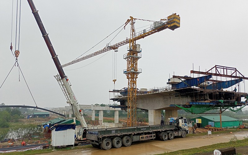 Thi công cầu vượt đê La Giang dự án cao tốc bắc-nam đoạn qua Hà Tĩnh.