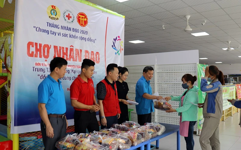 Liên đoàn Lao động tỉnh Tuyên Quang phối hợp Hội Chữ thập đỏ tổ chức "Phiên chợ nhân đạo" hỗ trợ công nhân, lao động có hoàn cảnh khó khăn.