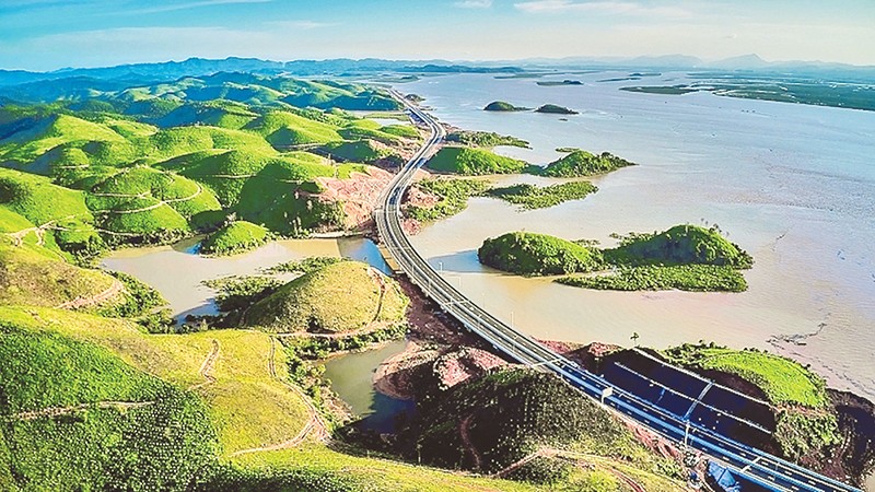 Tuyến đường cao tốc Vân Đồn-Móng Cái góp phần tạo động lực cho Quảng Ninh phát triển kinh tế-xã hội.