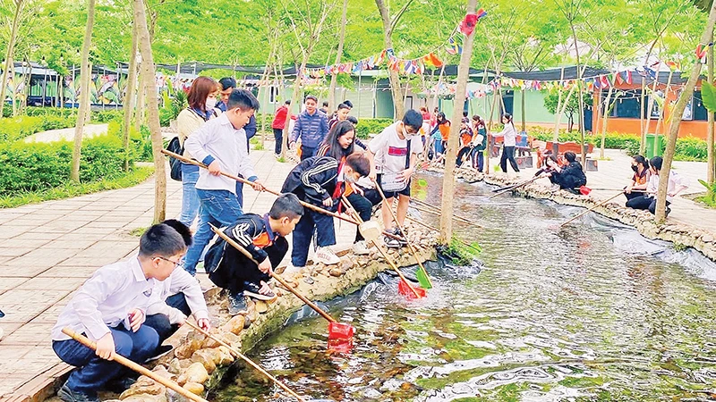 Các em nhỏ tham gia hoạt động trải nghiệm tại Khu sinh thái Phù Đổng Green Park.