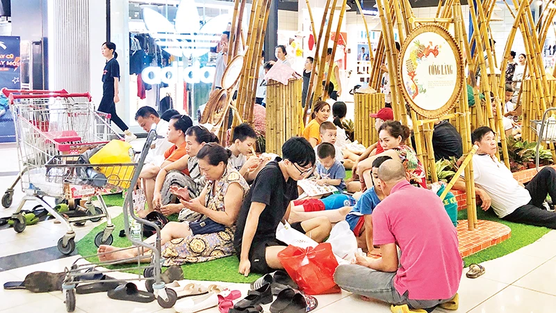  Người dân Hà Nội "trốn nóng" trong trung tâm thương mại. Người dân Hà Nội "trốn nóng" trong trung tâm thương mại.
