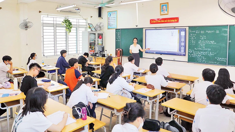 Học sinh Trường THCS Ngọc Lâm (Long Biên) ôn tập chuẩn bị cho kỳ thi lớp 10. (Ảnh THANH TÙNG)
