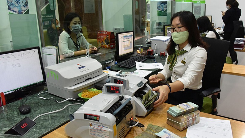 Khách hàng giao dịch tại chi nhánh Vietcombank. (Ảnh LÂM THANH)