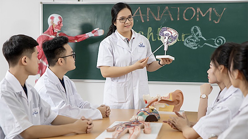 Tiến sĩ Đỗ Vân Khanh chia sẻ, truyền đạt kiến thức y khoa cho sinh viên. (Ảnh Trường đại học PHENIKAA)