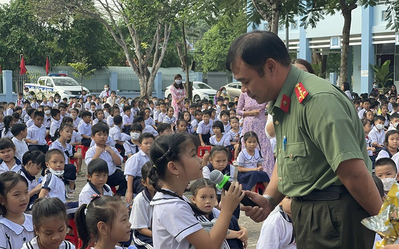 Cán bộ Công an tỉnh Bà Rịa-Vũng Tàu tuyên truyền về phòng chống xâm hại, bắt cóc trẻ em trên địa bàn thị xã Phú Mỹ.