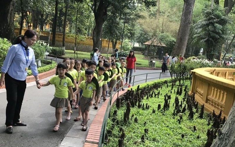 Học sinh một trường mầm non ở Hà Nội tham quan Khu di tích Chủ tịch Hồ Chí Minh tại Phủ Chủ tịch.