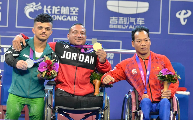 Lực sĩ Lê Văn Công (ngoài cùng, bên phải) nhận HCĐ Asian Para Games 4.