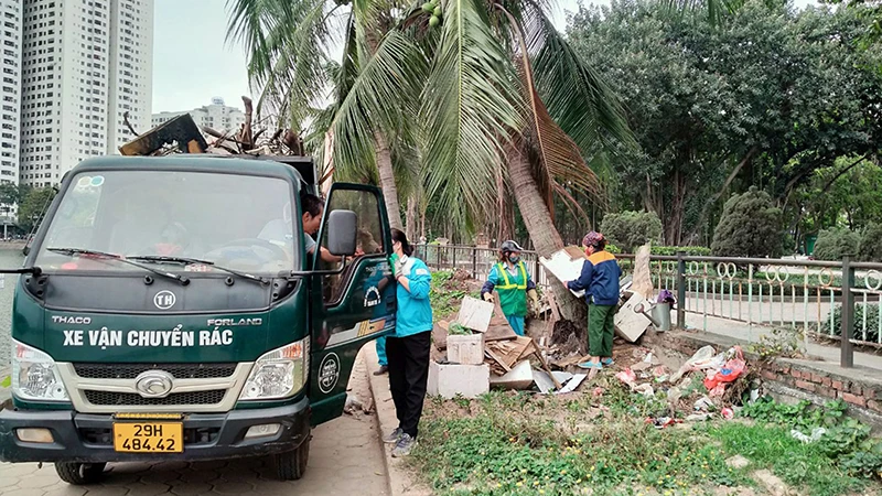 Công nhân môi trường đô thị thu gom rác thải tại khu vực hồ Linh Đàm (quận Hoàng Mai, Hà Nội). (Ảnh ÁI VÂN)