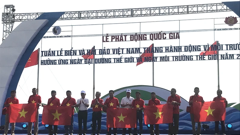 Trao cờ Tổ quốc cho ngư dân hai tỉnh Nghệ An và Hà Tĩnh.