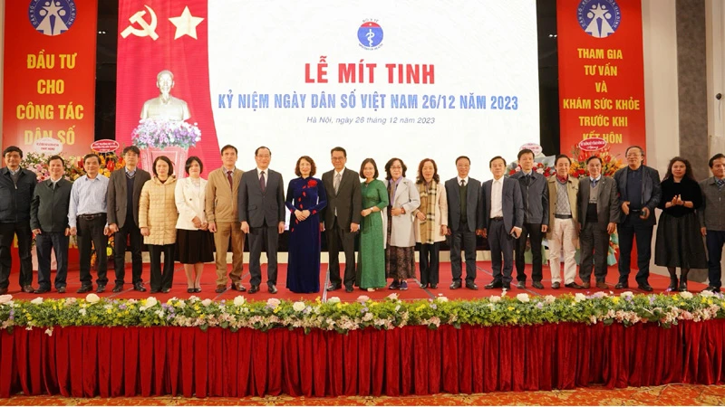 Các đại biểu chụp ảnh lưu niệm tại lễ mít-tinh kỷ niệm Ngày Dân số Việt Nam (26/12) năm 2023.