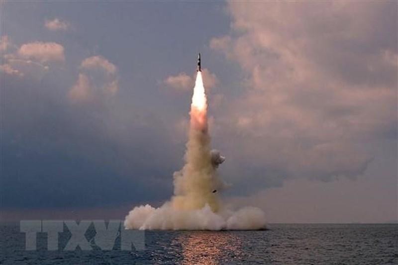 Một vụ phóng thử tên lửa đạn đạo kiểu mới từ tàu ngầm tại một địa điểm bí mật ở Triều Tiên. (Ảnh: AFP/TTXVN)
