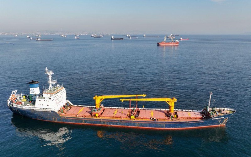 Tàu chở hàng Mehmet Bey khi đi qua eo biển Bosphorus ngoài khơi bờ biển Yenikapi tại Istanbul, Thổ Nhĩ Kỳ, ngày 31/10/2022. Ảnh: REUTERS
